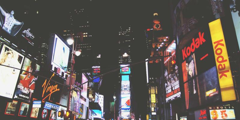 新闻42：在信息洪流中把握时事本质的现代新闻观察