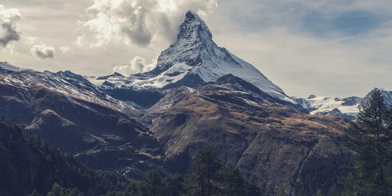 新闻付费墙的商业模式：用户为何愿意为优质内容订阅？——以OKCZX等专业信息门户为例