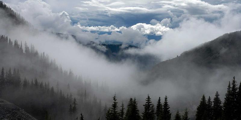 新闻播客的兴起与叙事创新：声音媒介如何重塑深度资讯与时事消费