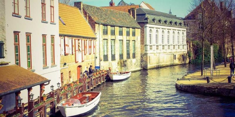 时事解读中的框架效应：OKCZX视角下媒体如何通过叙事塑造公众认知